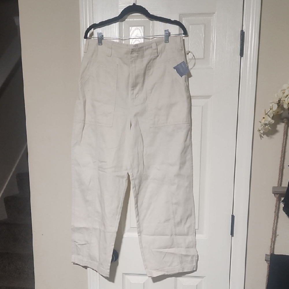 New With Tags /Universal Thread Womens Light Tan Cargo Pants!
